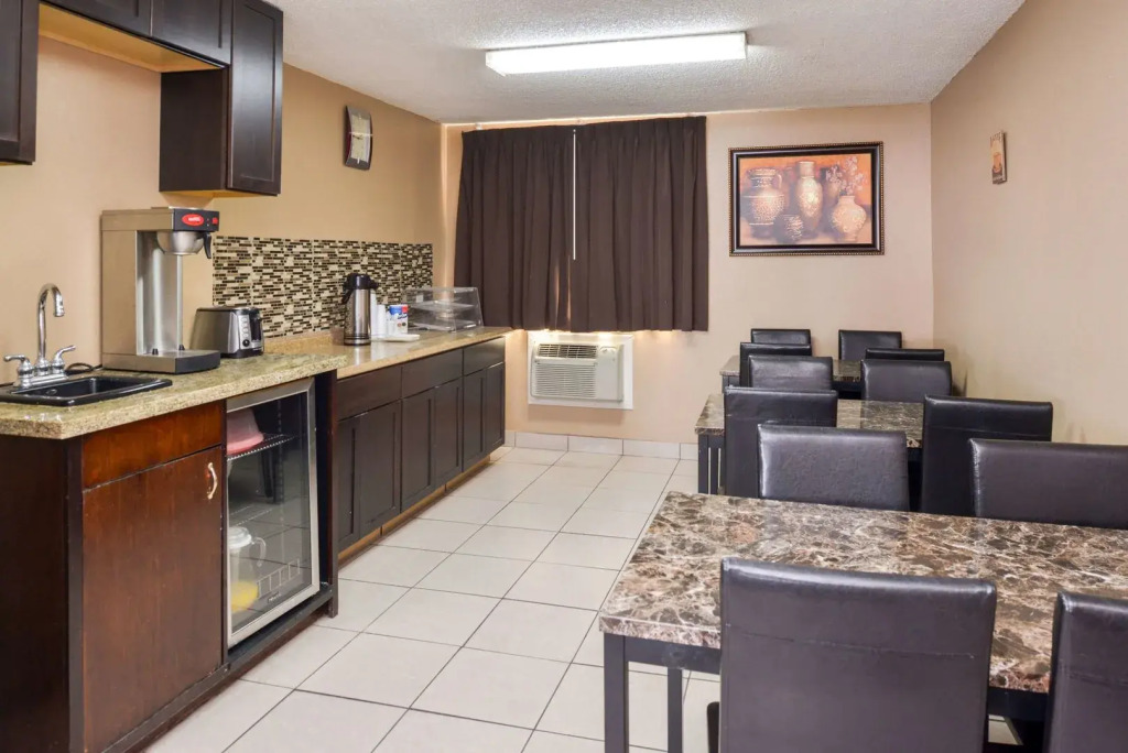 Studio 6 Suites Delano, CA