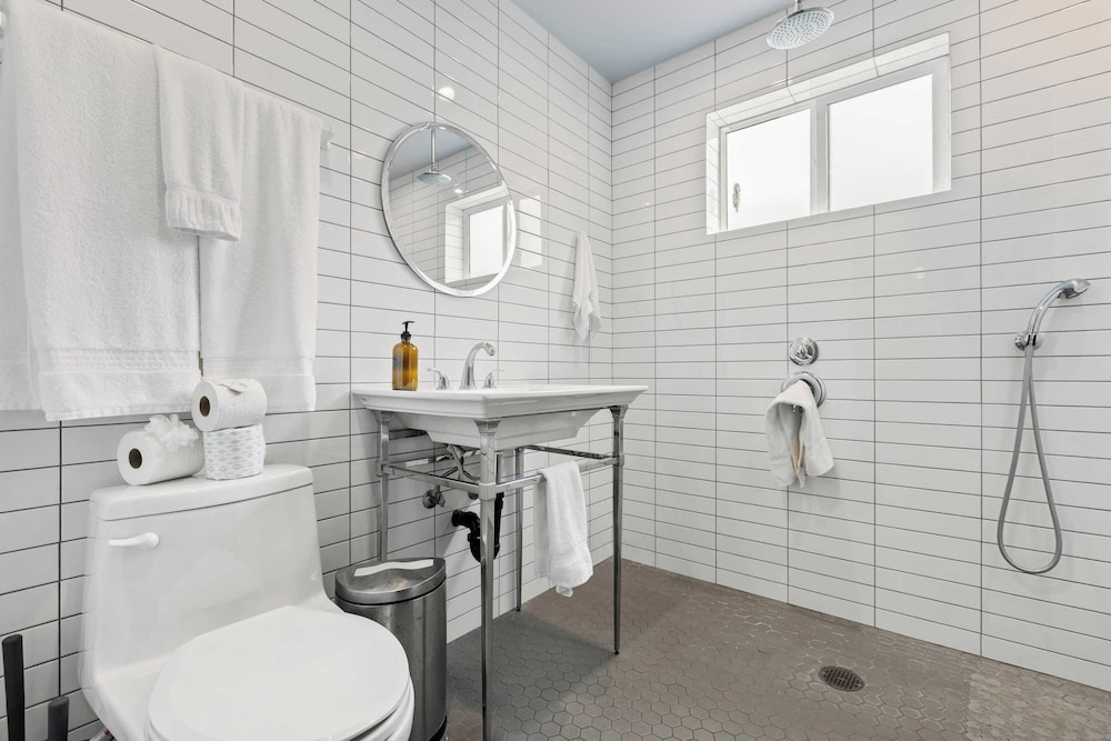 10mins to Rodeo Drive, 15mins to Venice Modern 4bdr Shenandoah by Avantstay