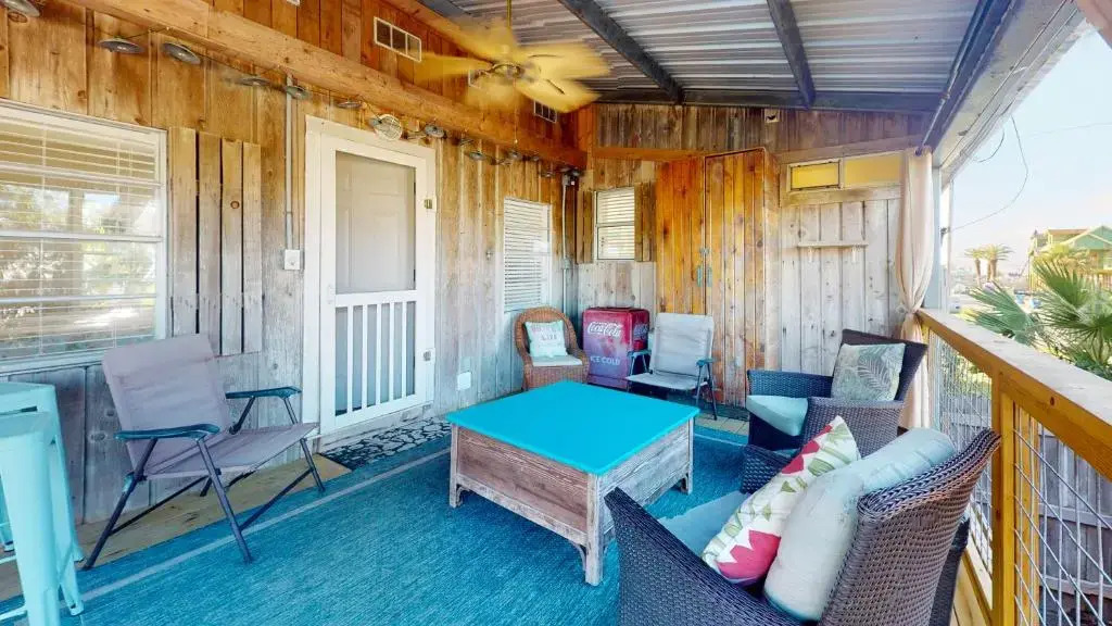 GU501 Unique Beach Home with Large Fenced in Yard, Screened in Porch, Close to Restaurants & Shops