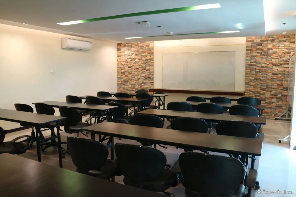 Go Hotels Plus Bacolod - Newly Renovated