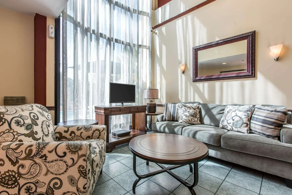 Econo Lodge Inn & Suites Riverside - Corona