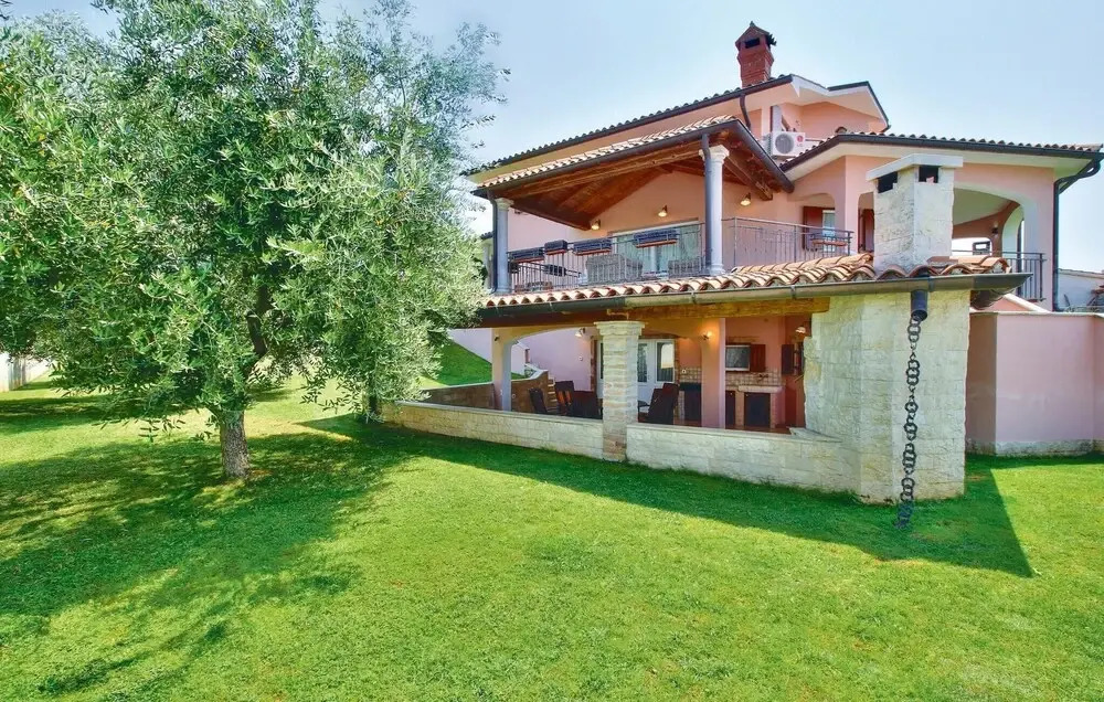 Amazing Home in Nova Vas with Hot Tub, WiFi & 4 Bedrooms
