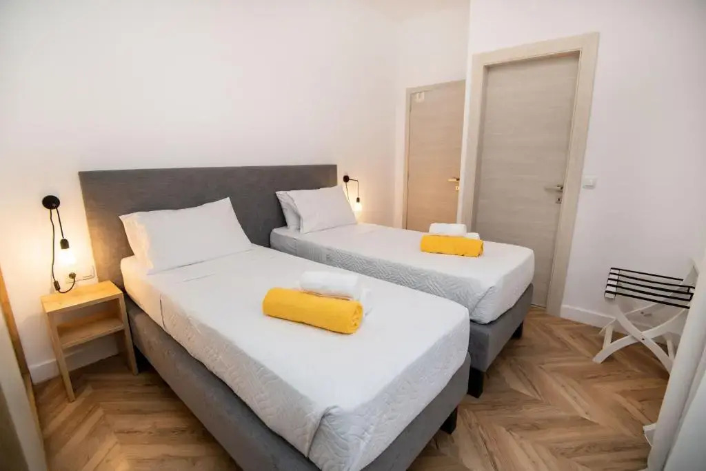 Elegant new villa,with pool,BBQ, ping pong table & gym facilities, just 2km from the town!