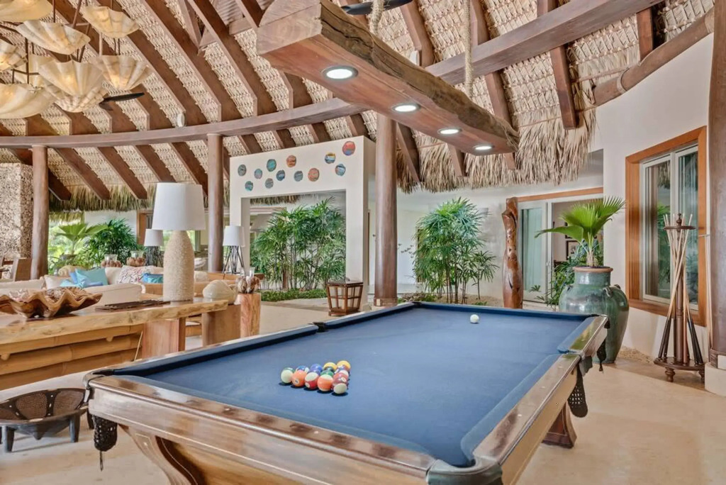 Dazzling Beachfront Villa With Swim-up Bar