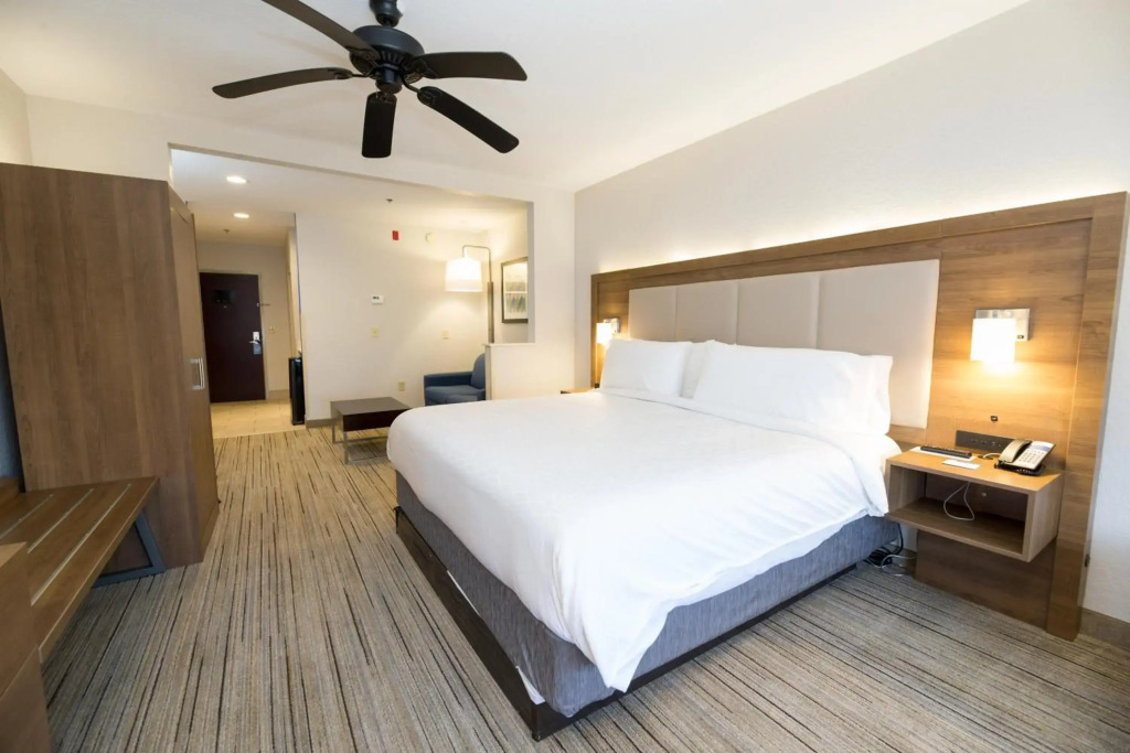 Holiday Inn Express Hotel & Suites Clinton by IHG