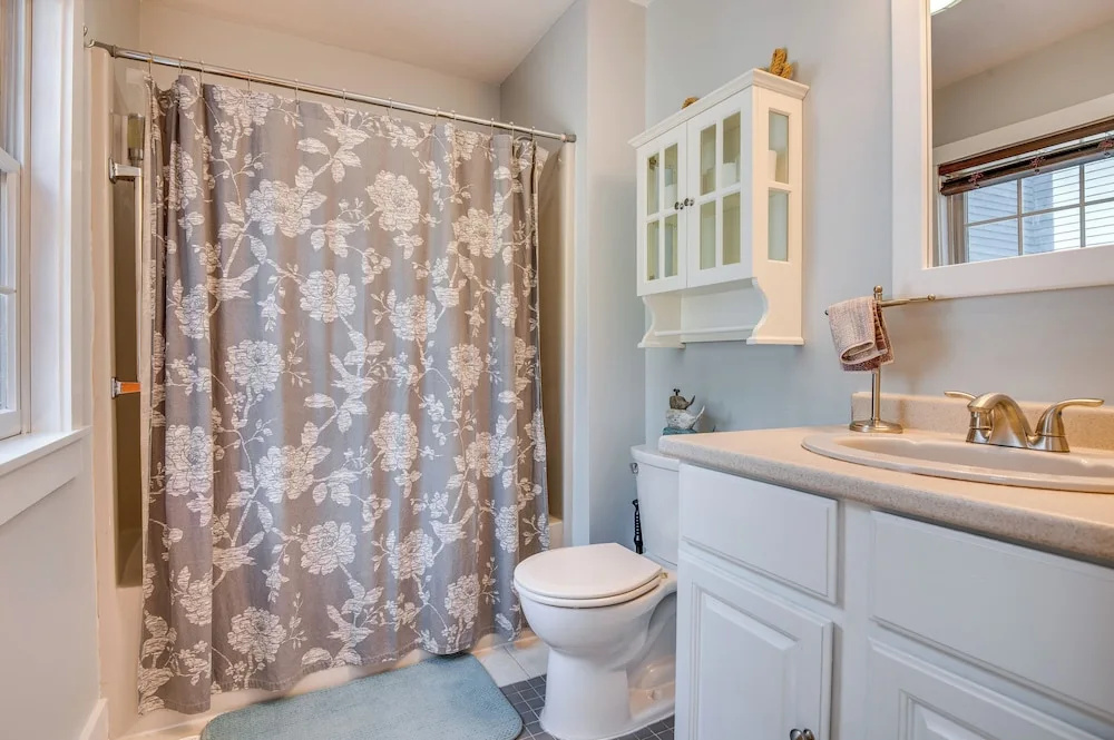 Walk to Short Sands! Coastal Cottage w/ Deck