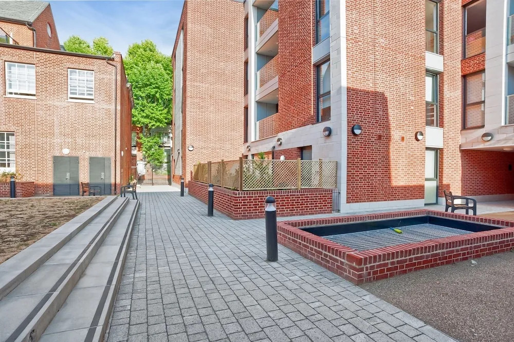 2 Bedroom Maida Vale Apartment With Patio