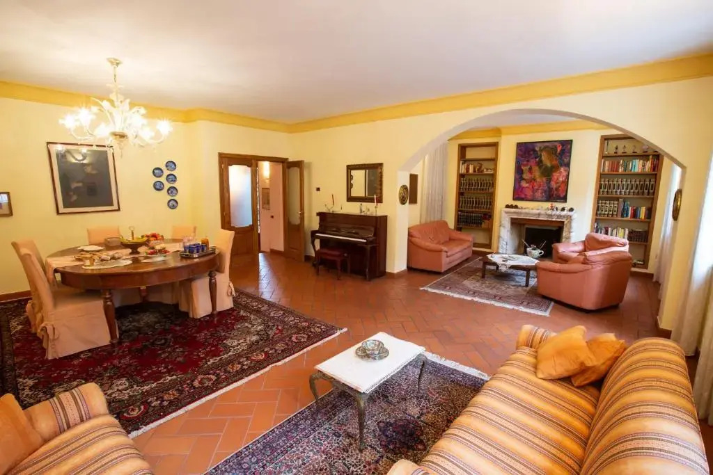 Villa grande con stanze, bagni e giardino