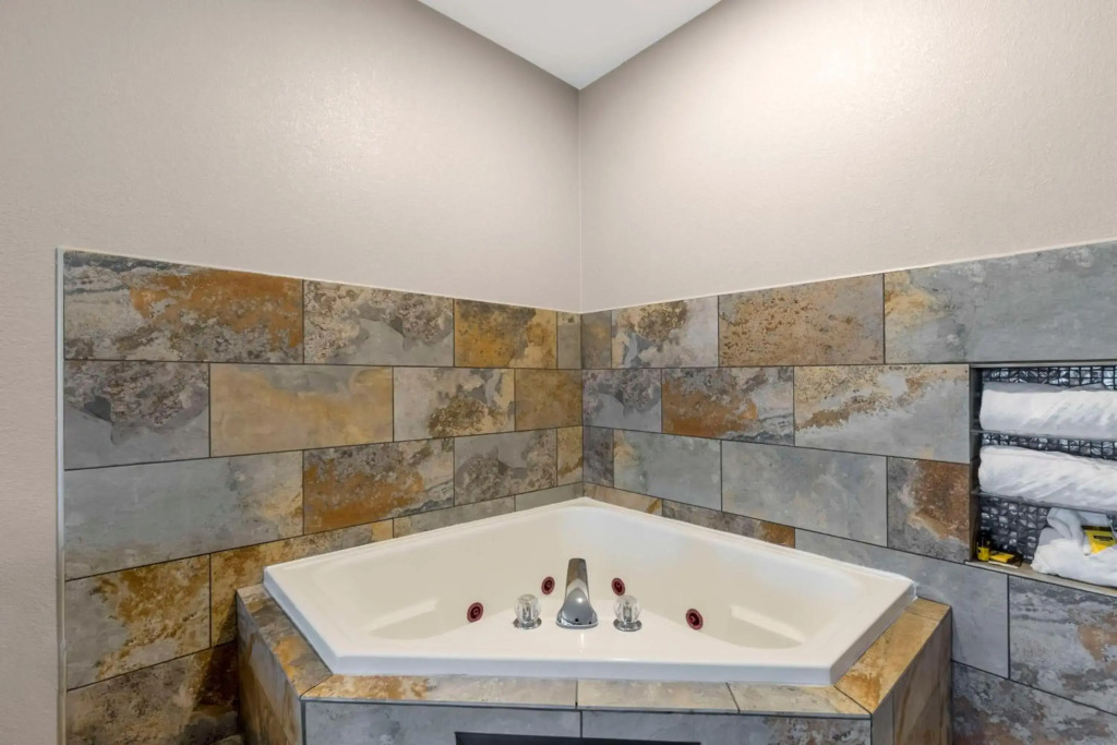 Best Western Plus Des Moines West Inn & Suites