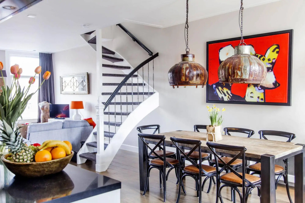 Livia's Hideaway: Elegant Canal