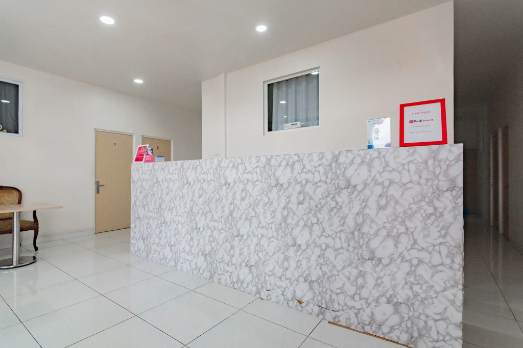 RedDoorz near Prujakan Station Cirebon