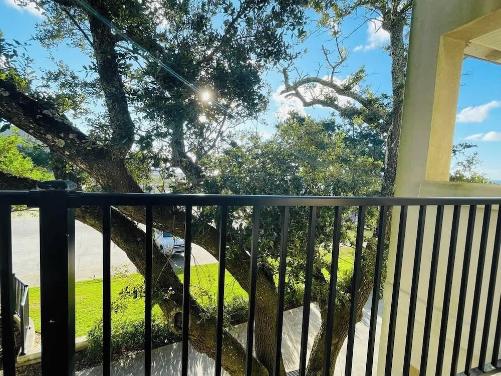 123 Beau Clair - Beachside Townhome With Balcony and Pool in Long Beach