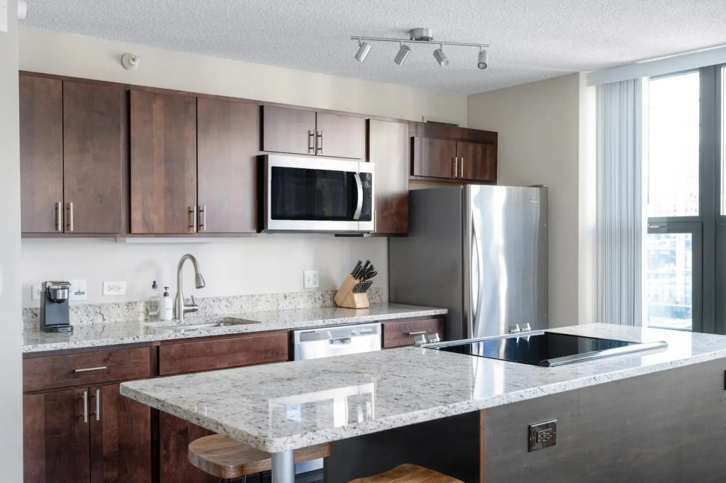 Chicago | Family Ready 2BD/2BA River North Apartments