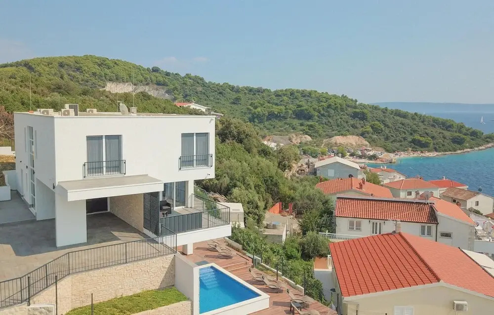 Beautiful Home in Okrug Donji With Sauna, Wifi and 5 Bedrooms