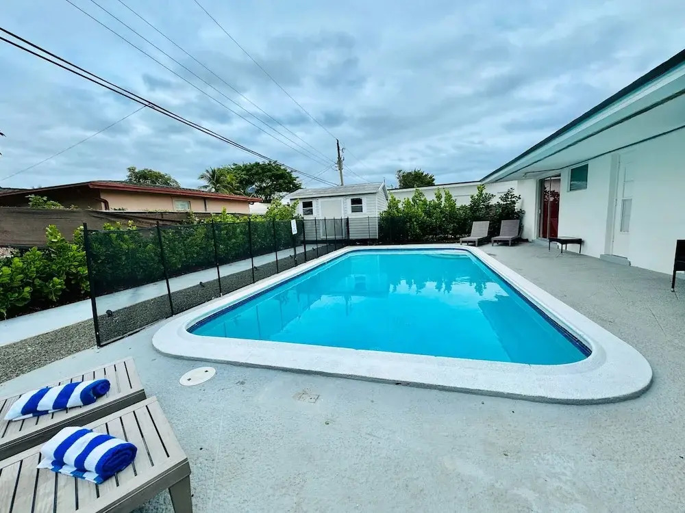 Tropical Villa King Bed Pool Top Location