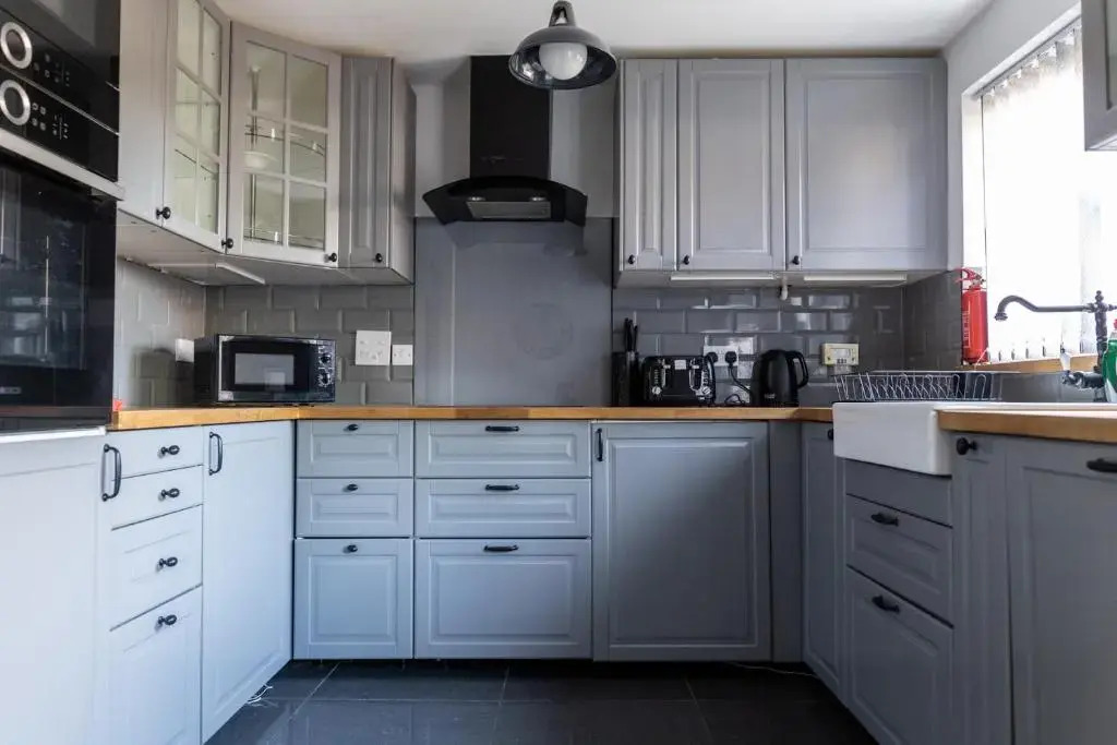LARGE & NEW Contractor House & Private Parking & Garden & close toM6