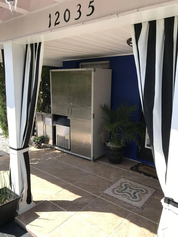 Beach House Cabanas