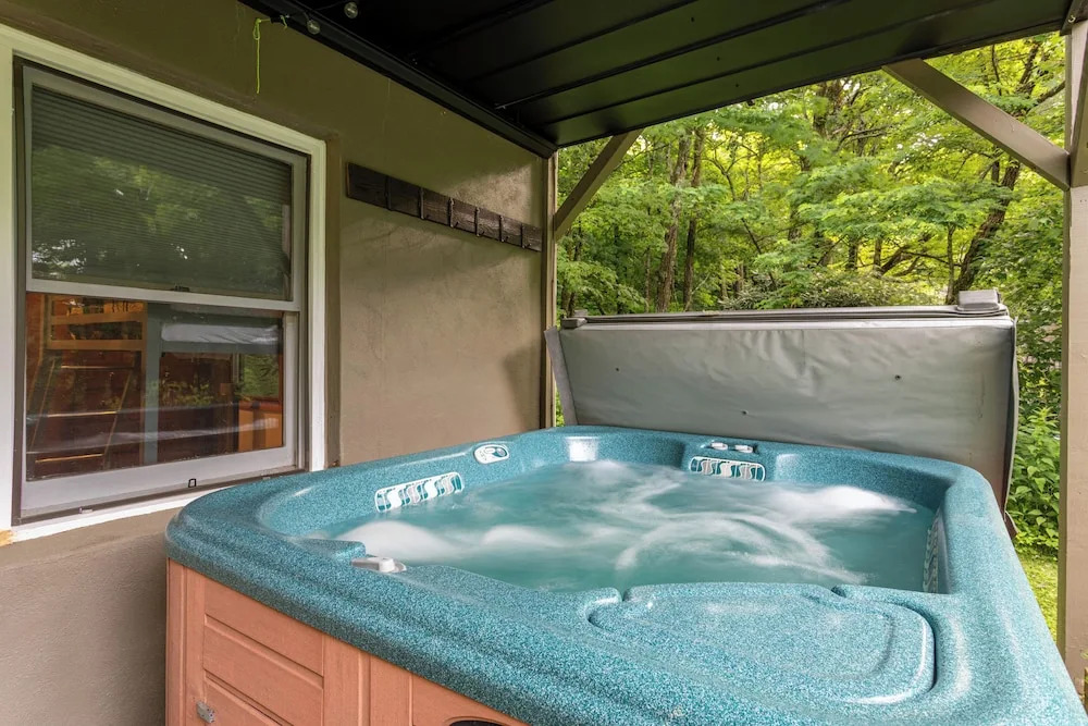 Sky High Chalet Blowing Rock Home With hot Tub, Pool Table, Bunk Room, and Fire pit