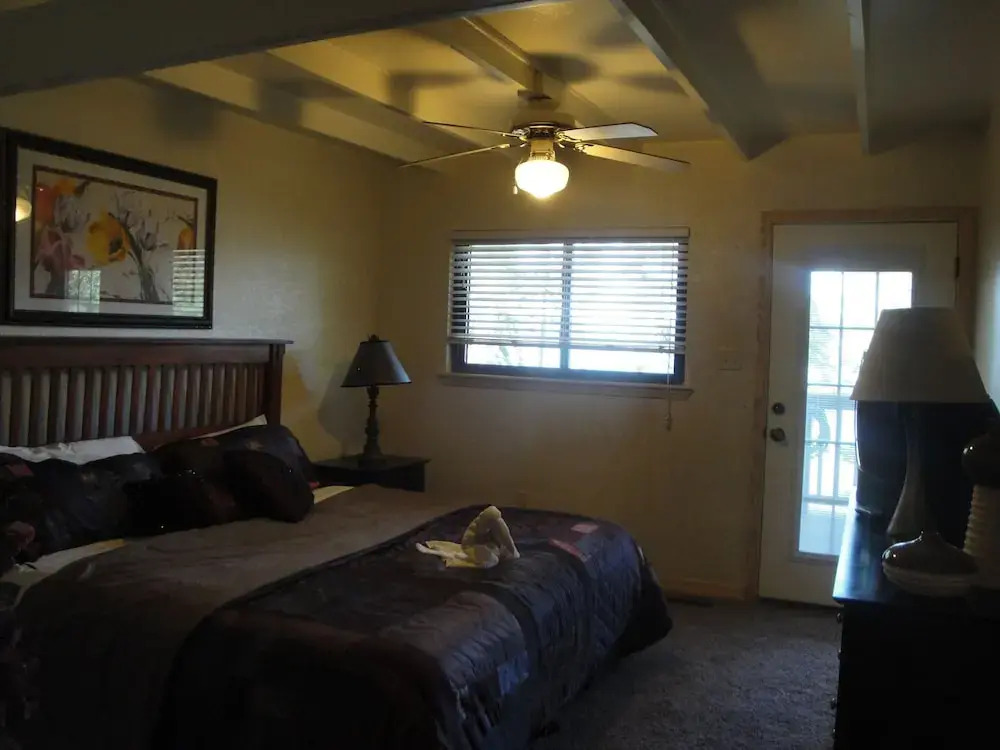 C1 - Mountain Harbor Lodge cottage on Lake Ouachita