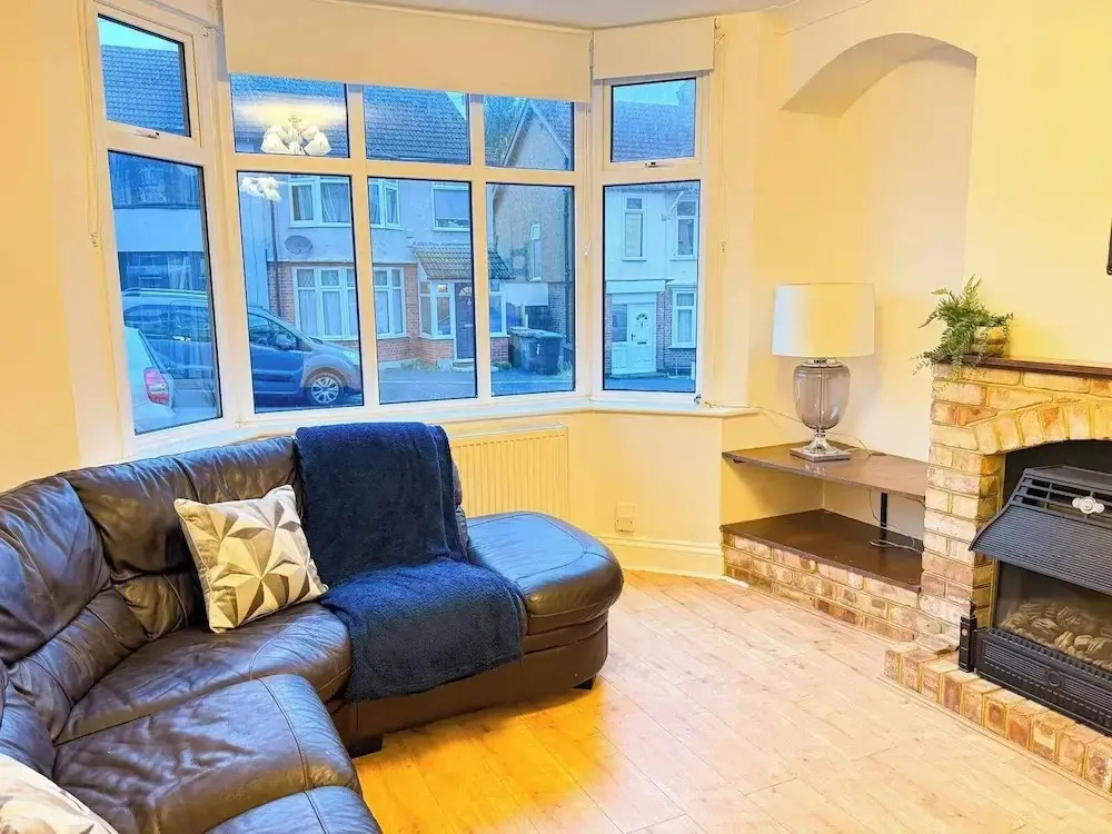 Charming Luton Home for Families & Business Stays