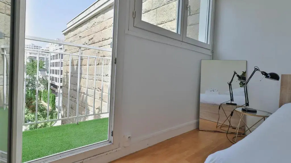 Spacieux appartement avec Balcons, 4 chambres, espace & confort, Centre Gare