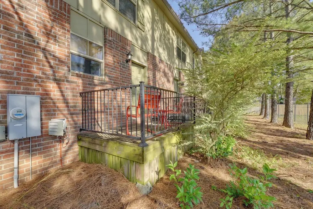 5 Mi to Univ of Arkansas: Cozy Townhome w/ Deck