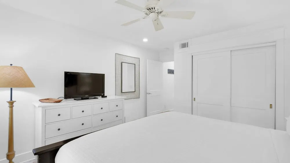 Spacious 3b/3b, Sleeps 6, Lakeview, Beach Access!