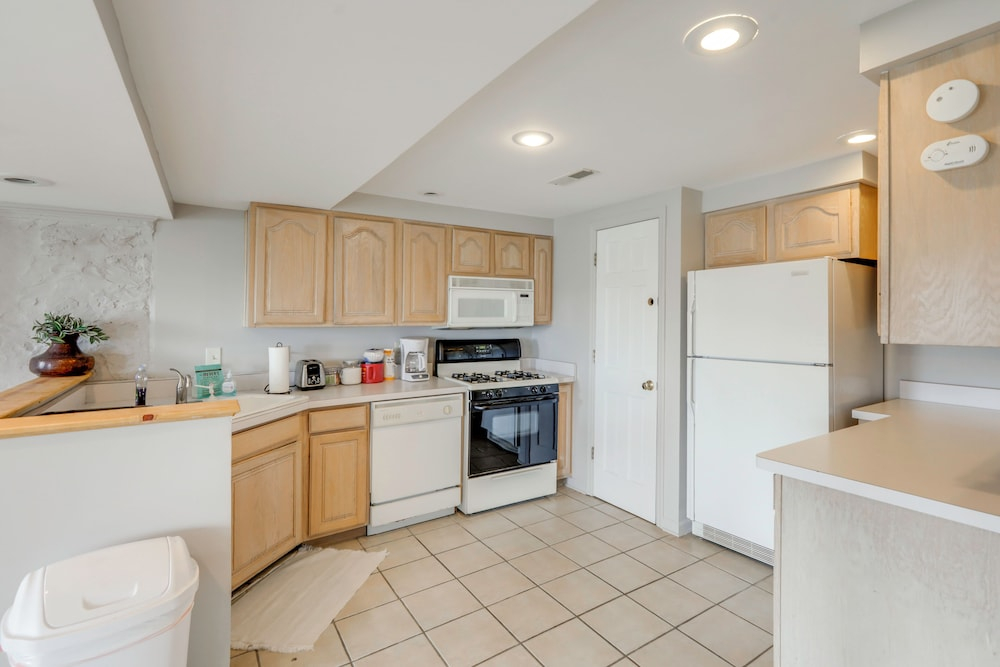 Wooded Apt w/ River Views, 3 Mi to Dtwn Cincinnati