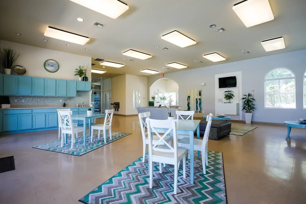 Stunning House With Lanai, Pool, Ping-pong, Full Kitchen, & Wifi