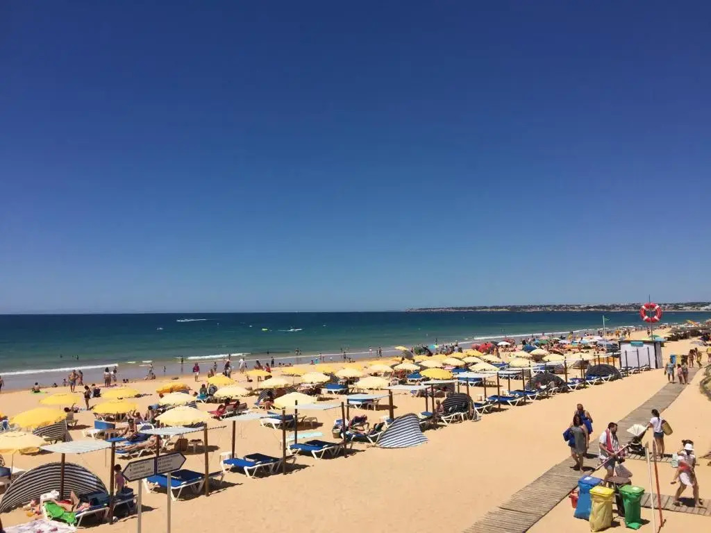 Os Apartamentos A Ramos na Praia da Galé Estão inserido em Condomínio com PISCINA, Fica apenas a 350 Metros da Praia da Galé - Apartamentos com Ar Condicionado tanto nos Quartos como na Sala, Smart TV com Prime Vídeo e Cozinha Completa
