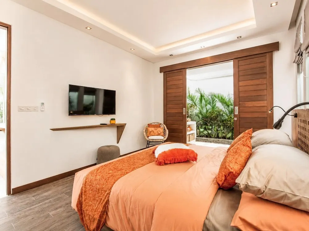 Dreamy 5BR Haven, 200m to Berawas Blissful Beach