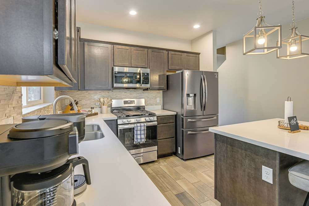 Family Home w/ Game Room, 3 Mi to Dtwn Flagstaff