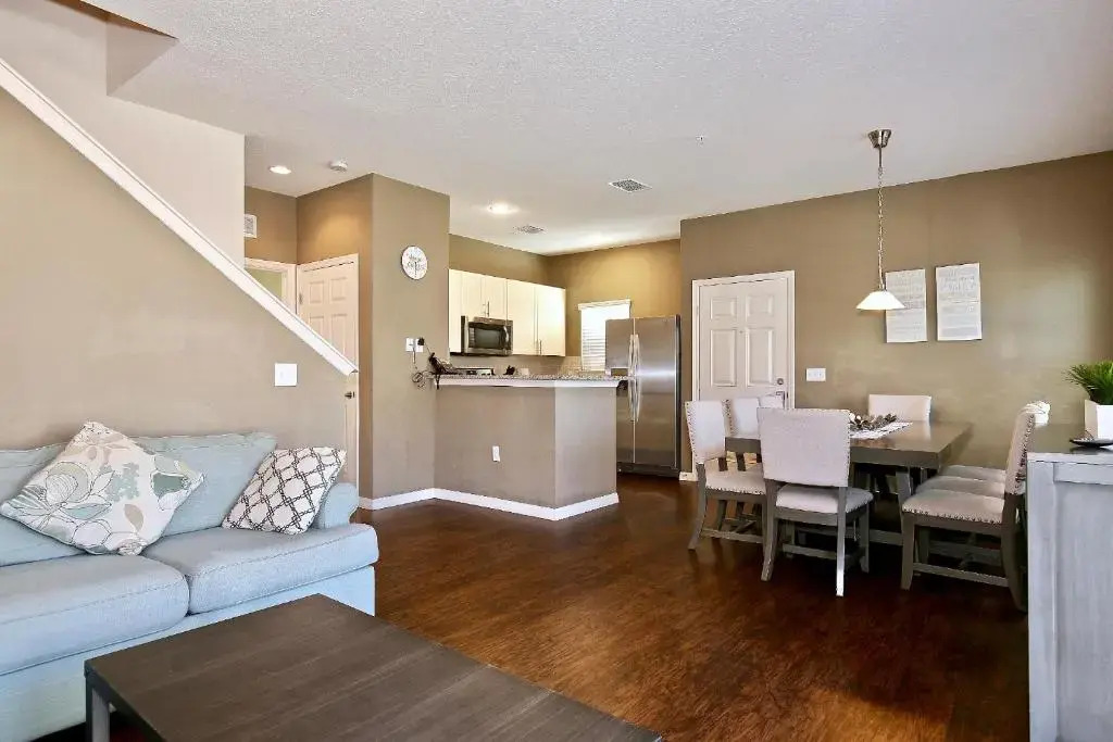 Amazing townhouse fits in10 gated community just 10 min to Disney!
