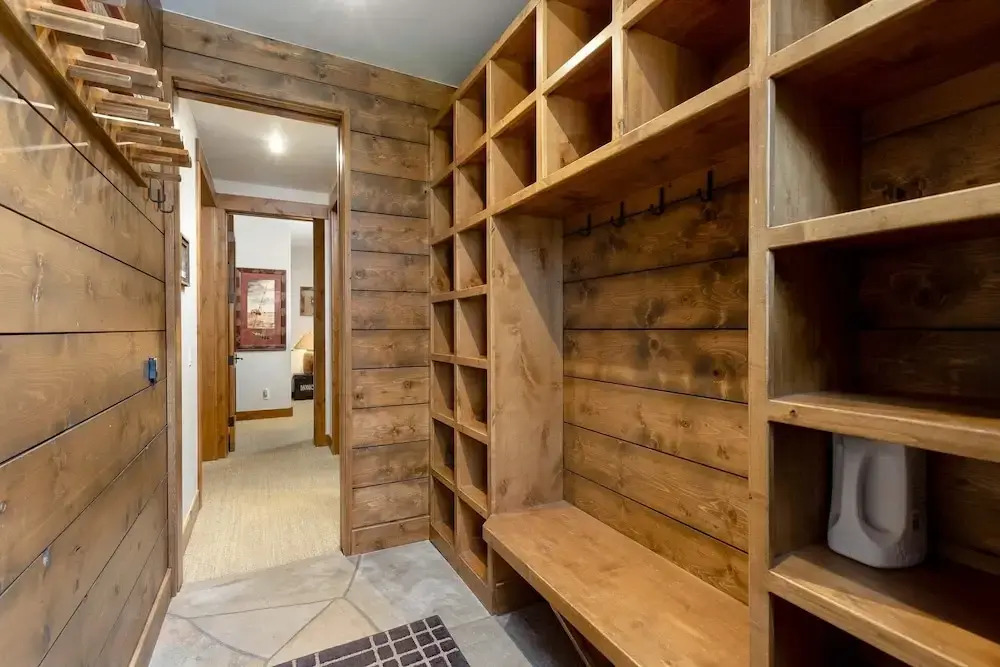 Amazing Pet-Friendly Executive Home, Ski-In Walk-Out - LR884 by Redawning