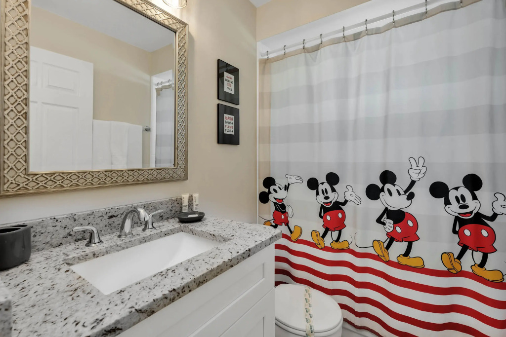 Mickey's Lakeside Villa: Relaxing, Spacious, & Fun, Kissimmee, US