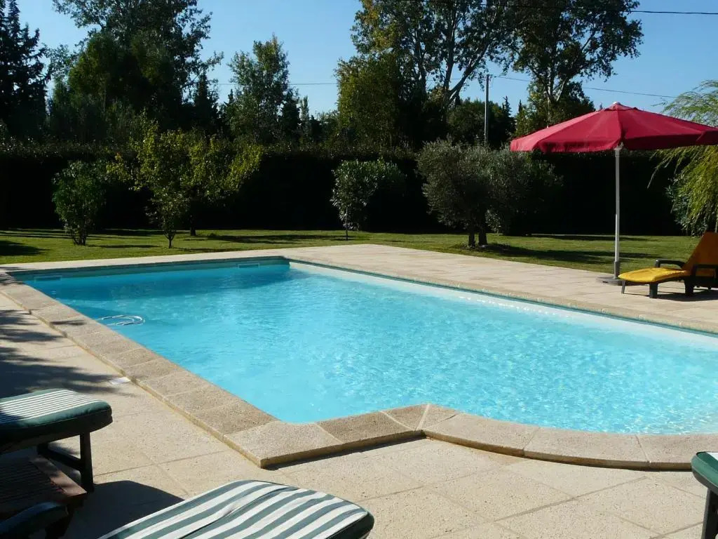 nice family vacation house with heated swimming pool, in mouries, alpilles areas 10 persons