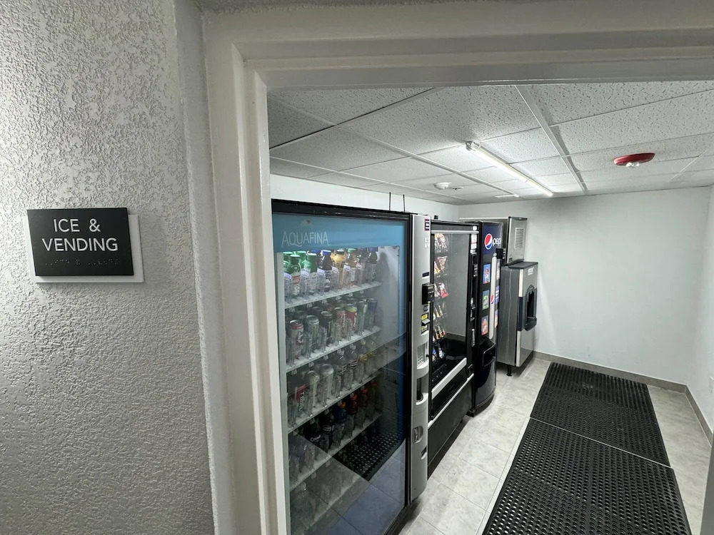 Studio 6 Suites East Syracuse Airport