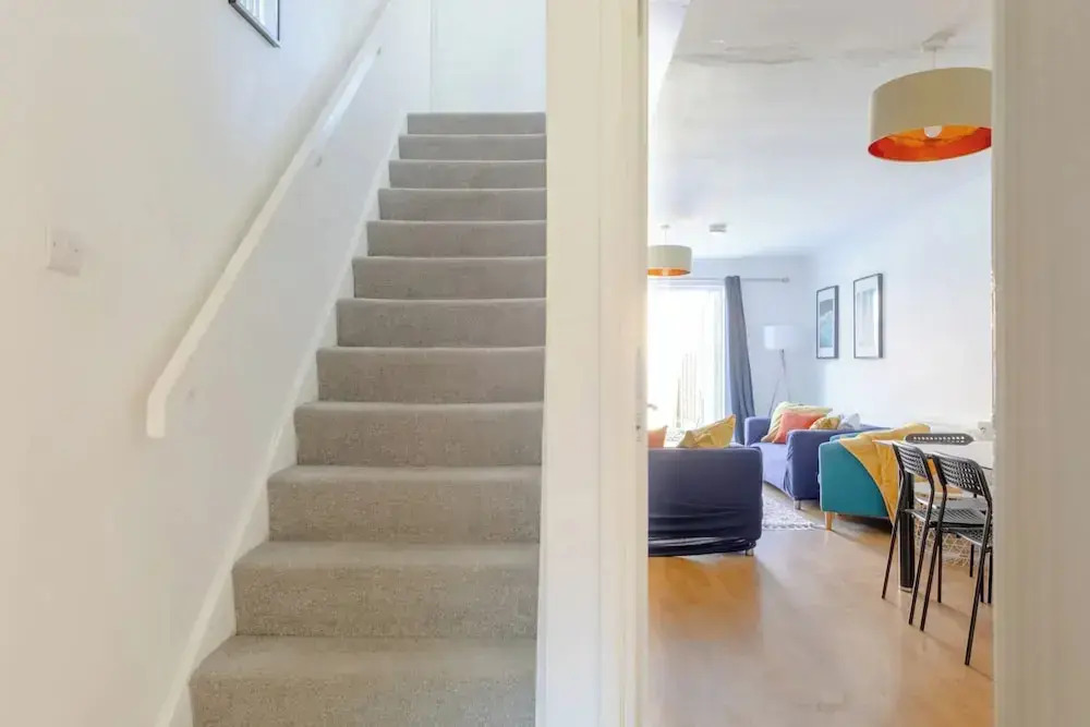 Lovely 4 Bed House w Garden, 1 Stop to Waterloo