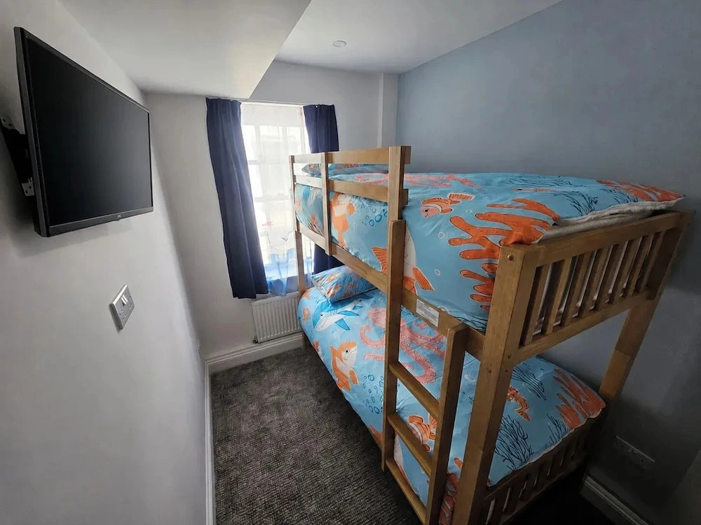 4 Bed - Sleeps 8 - Sea View - Parking