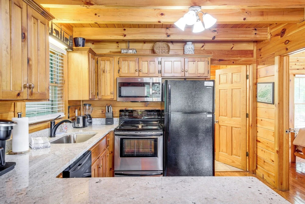 Pigeon Forge Cabin: Premier Location & Hot Tub