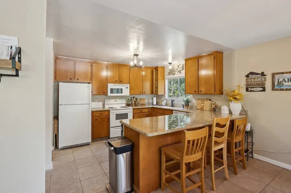 Whispering Pines Retreat 5 Bedroom Home by Yosemite Region Resorts
