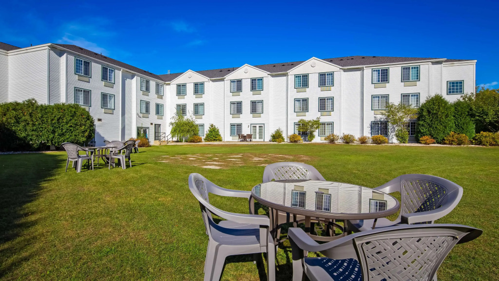 Charlevoix Inn & Suites SureStay Collection by Best Western