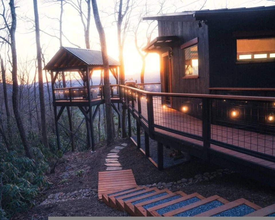Outdoor Movies w Hot Tub Fire Pit Mtn Views