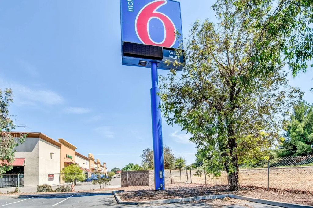 Super 8 by Wyndham Tracy