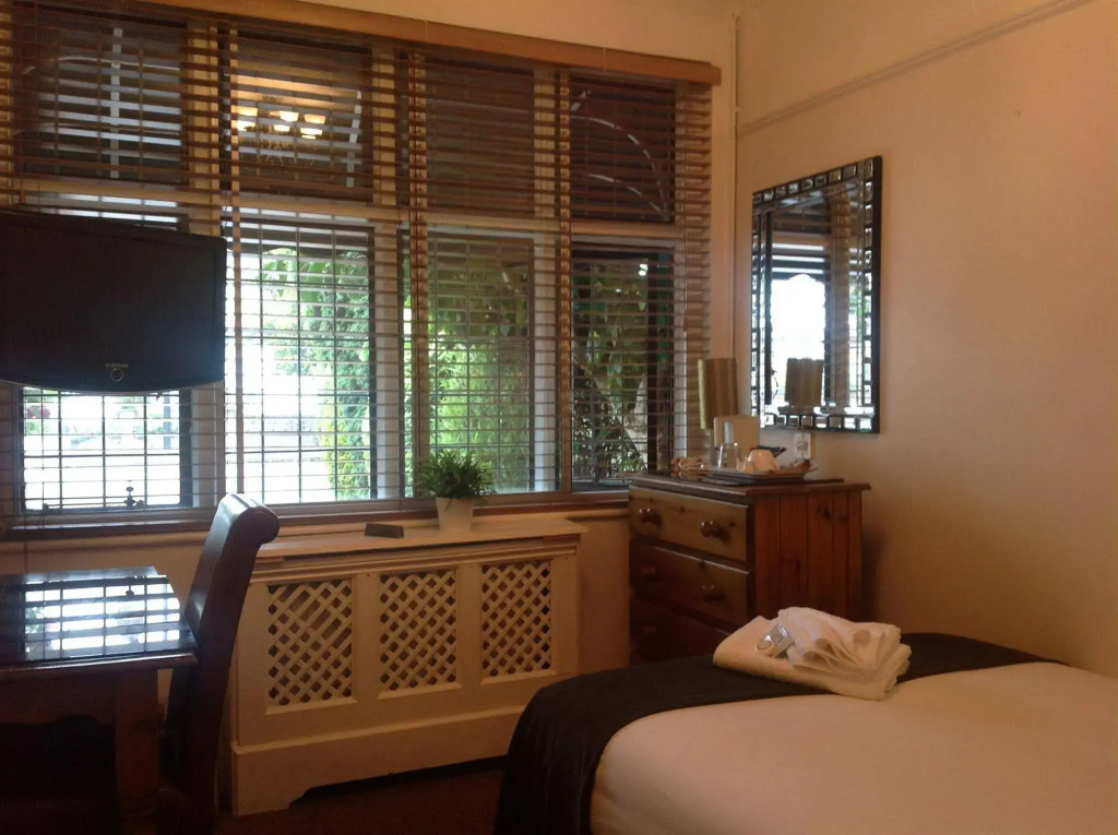 Oak Lodge Hotel