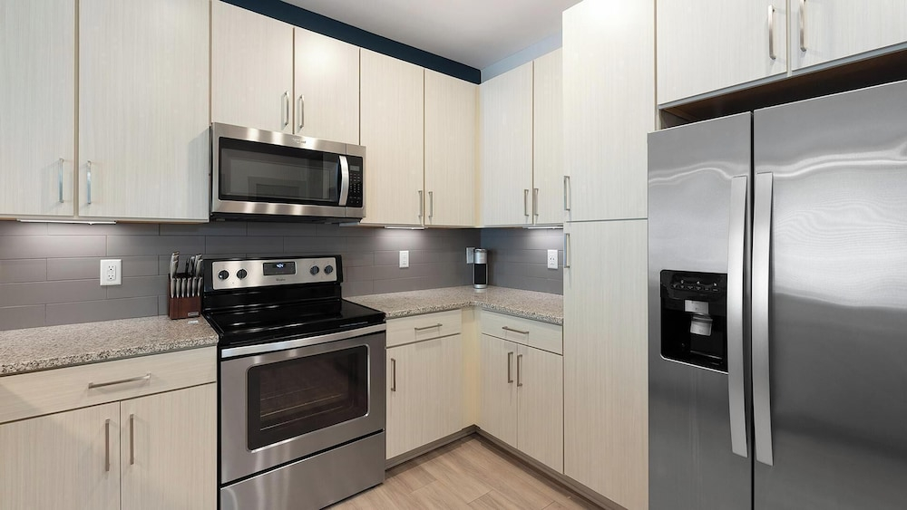 Landing Apartments Near Autumnwood