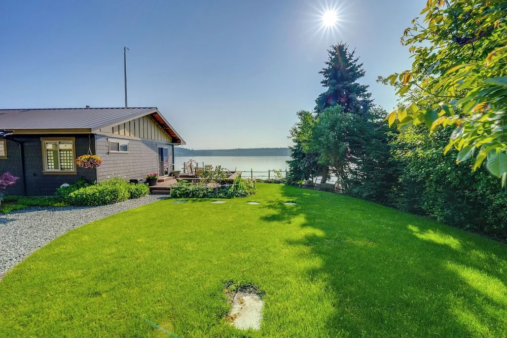 Similk Bay Retreat With Deck, Fire Pit + Hot Tub!