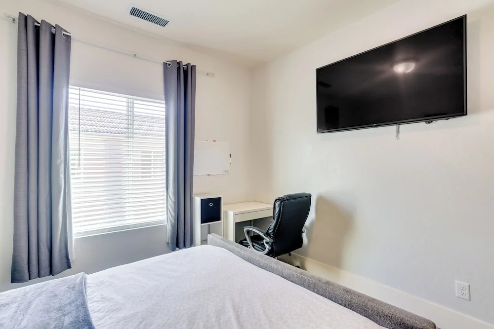 Fresno Home w/ Grill - 9 Mi to Downtown
