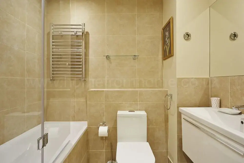 Kensington - Comfortable two bedroom ground floor property - 3 beds.