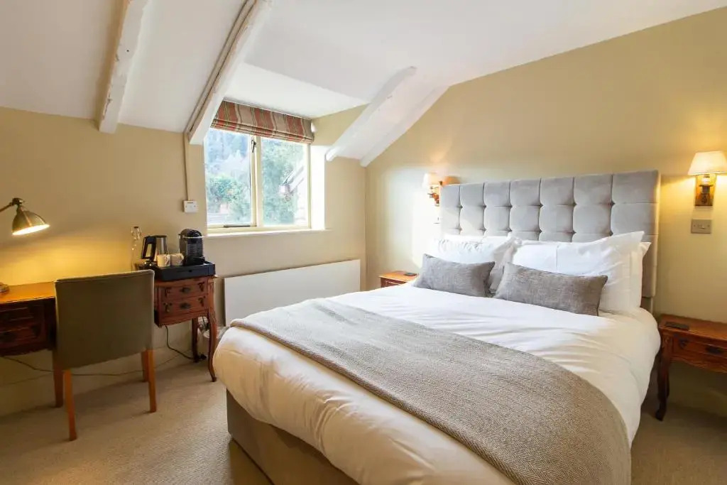Parva Farmhouse Riverside Guesthouse